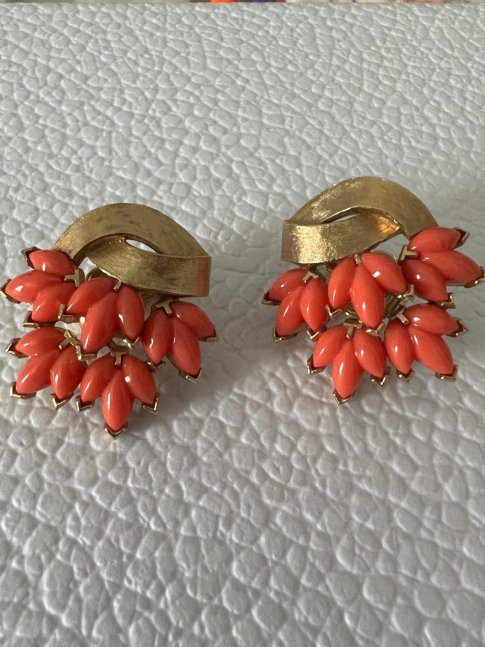 Rare Trifari Coral Cluster Leaves Vintage Clip-On Earrings - Picture 2 of 5